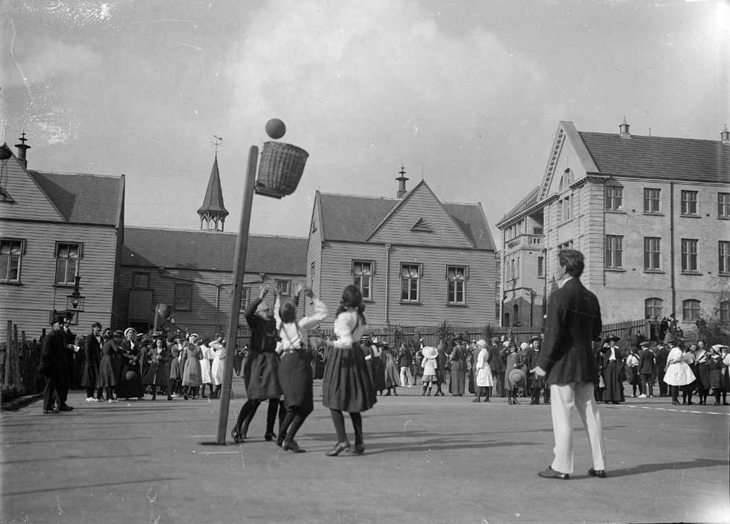 By 1910 there was a stronger basket design